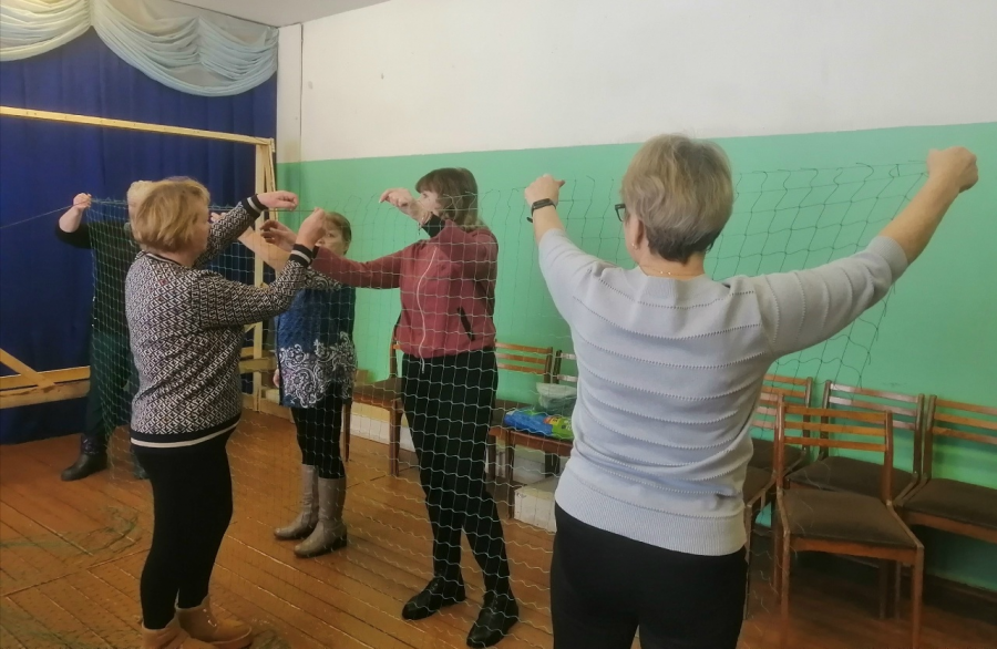 Плетём маскировочные сети для участников СВО