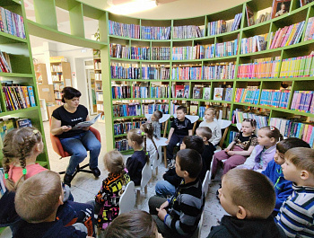 ТВОРЧЕСКАЯ  ПРОГУЛКА  И  ЧТЕНИЕ «ПРИКЛЮЧЕНИЯ ПУГОВКИ»