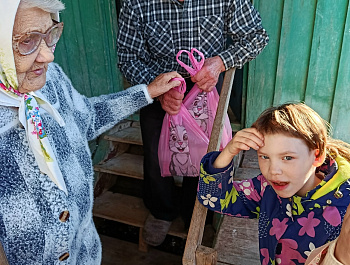 Акция-поздравление «Согреем ладони, разгладим морщины»