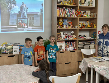 ПАТРИОТИЧЕСКИЙ ЧАС  С ВАЛЕНТИНОЙ ЛЮБКИЧЕВОЙ «ГРЯЗОВЕЦ В ГОДЫ ВОЙНЫ» И МАСТЕР-КЛАСС «ЗНАЧОК 9 МАЯ»