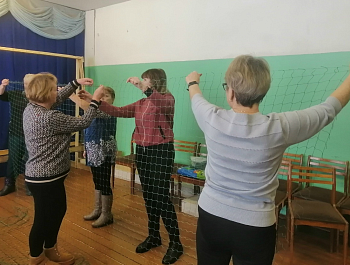Плетём маскировочные сети для участников СВО