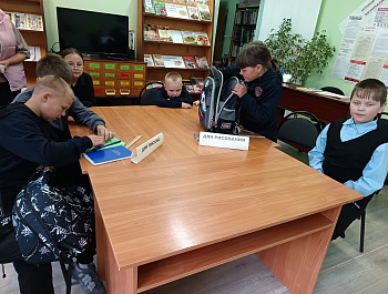 Игровая программа «Загадки из портфеля»