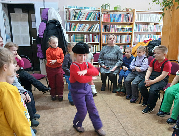 Познавательный час «Национальные костюмы народов России»