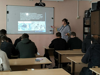 Тематический час «Весь мир тогда в тревоге замер»