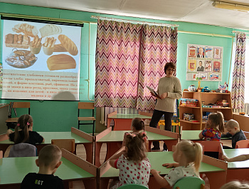 Познавательный час «Хлеб — всему голова»