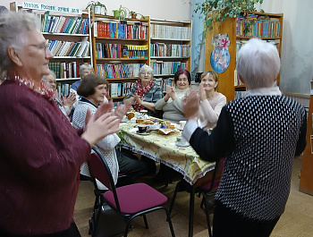 Библиотечные посиделки «Новый год отметим вместе — танцем, юмором и песней!»