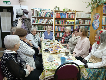 Библиотечные посиделки «Новый год отметим вместе — танцем, юмором и песней!»