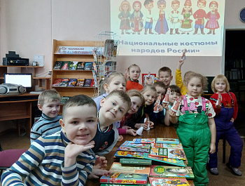 Познавательный час «Национальные костюмы народов России»