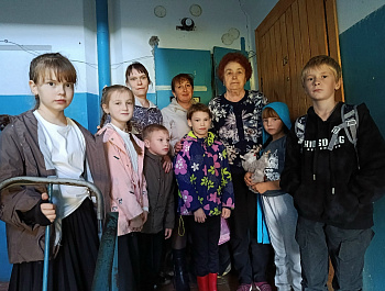 Акция-поздравление «Согреем ладони, разгладим морщины»